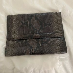 The perfect snakeskin clutch that goes with every outfit !